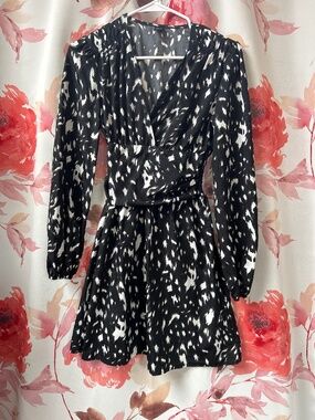 V-neck abstract print dress